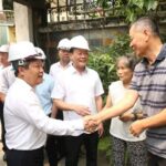 Chủ tịch Ủy ban nhân dân thành phố Hà Nội Vũ Đại Thắng cùng cán bộ phường Hồng Hà thăm hỏi, lắng nghe tâm tư các hộ dân thuộc diện thu hồi đất và vận động người dân đồng thuận di dời. (Ảnh: PHẠM CÔNG)