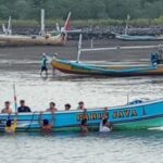 Seorang pencari benur di Banyuwangi nyaris tewas setelah speed boat yang ditumpanginya terbalik akibat ombak tinggi Laut Selatan. Foto iNewsSurabaya.id/siswanto