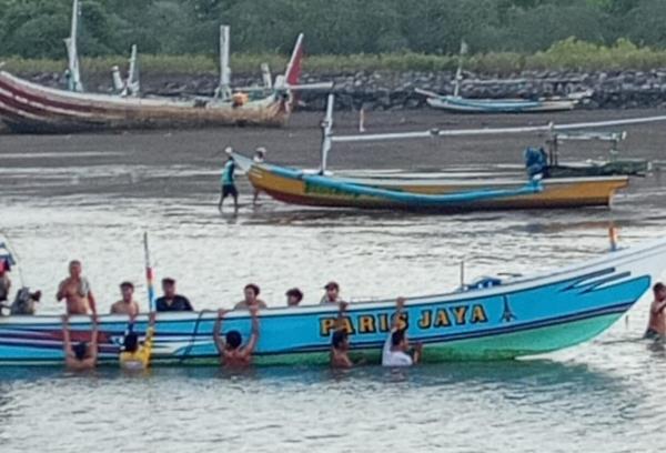 Seorang pencari benur di Banyuwangi nyaris tewas setelah speed boat yang ditumpanginya terbalik akibat ombak tinggi Laut Selatan. Foto iNewsSurabaya.id/siswanto