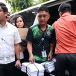 Bitbit ni Assistant Ombudsman Mico Clavano (kaliwa) ang sangkaterbang dokumento nang dumating sa Sandiganbayan, Quezon City nitong Huwebes para pormal na isampa ang kasong plunder at graft laban kay Sen. Jinggoy Estrada kaugnay ng flood control project sa Bulacan.