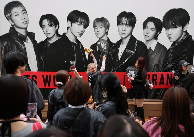 Fans of BTS throng around the Tokyo Dome before the start of the band's 'Arirang' concert in Tokyo, Japan, April 17, 2026. REUTERS/Issei Kato