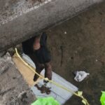 Petugas mengevakuasi jasad pria yang ditemukan meninggal dunia di bawah Jembatan Sungai Babura, Jalan Abdul Haris Nasution, Medan, Rabu (13/5/2026). (istimewa)