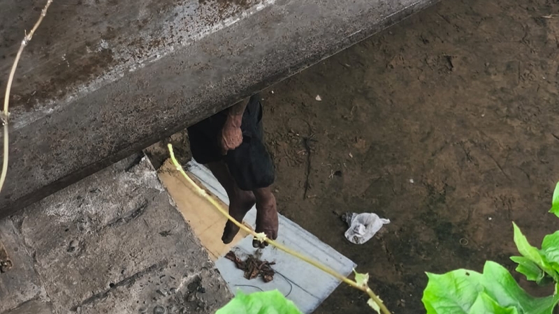 Petugas mengevakuasi jasad pria yang ditemukan meninggal dunia di bawah Jembatan Sungai Babura, Jalan Abdul Haris Nasution, Medan, Rabu (13/5/2026). (istimewa)