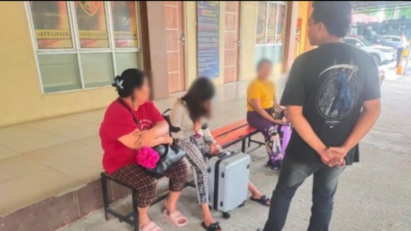 Dua gadis asal Medan diamankan dalam penggerebekan rumah penampungan dugaan Tindak Pidana Perdagangan Orang (TPPO) di Kota Pontianak. (detik.com)