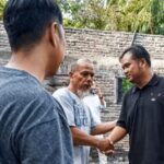 Anggota DPRD Labuhanbatu dari PDI Perjuangan, Tommy (baju hitam) saat mengunjungi dan memberikan bantuan kepada korban kebakaran, M Nuh, di Tahalak Simin, Rantauprapat.