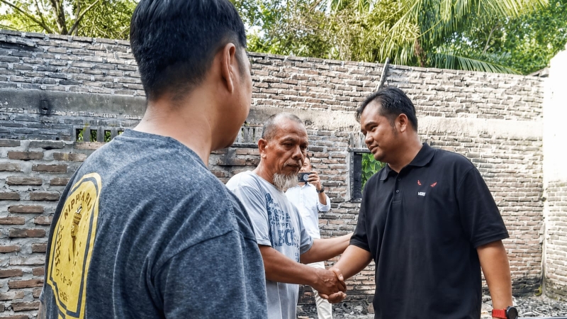 Anggota DPRD Labuhanbatu dari PDI Perjuangan, Tommy (baju hitam) saat mengunjungi dan memberikan bantuan kepada korban kebakaran, M Nuh, di Tahalak Simin, Rantauprapat.