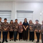 Ketua Bunda PAUD Sumut, Kahiyang Ayu, yang didampingi Wakil Ketua Bunda PAUD Sumut Hj TD Hamidah Surya serta Kepala Dinas Pendidikan Sumut Alexander Sinulingga, berfoto bersama Ketua Umum MPKW Sumut-Aceh, RE Nainggolan dan pengurus MPKW Sumut-Aceh.