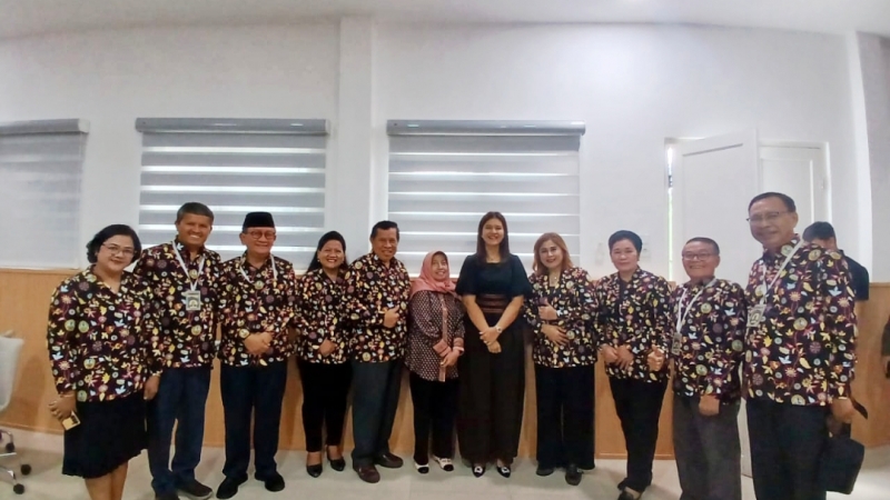Ketua Bunda PAUD Sumut, Kahiyang Ayu, yang didampingi Wakil Ketua Bunda PAUD Sumut Hj TD Hamidah Surya serta Kepala Dinas Pendidikan Sumut Alexander Sinulingga, berfoto bersama Ketua Umum MPKW Sumut-Aceh, RE Nainggolan dan pengurus MPKW Sumut-Aceh.