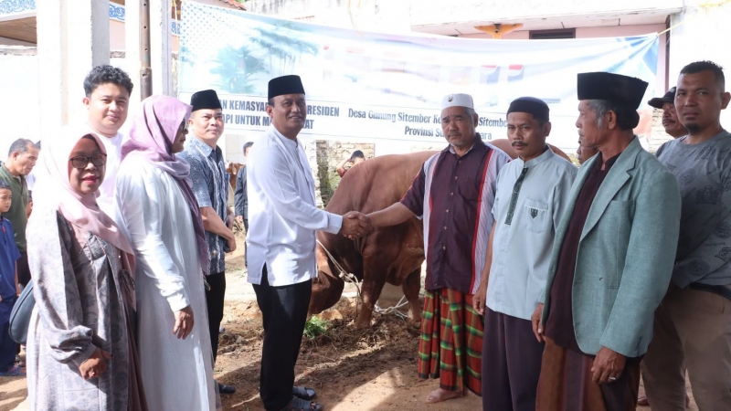 Wakil Bupati Dairi, Wahyu Daniel Sagala menyerahkan sapi kurban bantuan Presiden Prabowo Subianto kepada masyarakat Desa Gunung Sitember saat perayaan Iduladha 1447 Hijriah.