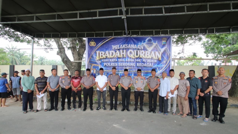 Kapolres Sergai AKBP Jhon R Sitepu bersama jajaran saat di acara penyembelihan hewan kurban di halaman Mako Polres Sergai, Desa Firdaus, Kecamatan Sei Rampah, Rabu (27/5/2026).