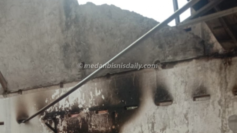 Satu unit rumah di Jalan Pasar Baru, Kecamatan Medan Baru, Kota Medan, terbakar pada Kamis (28/5/2026). (romi irwansyah)