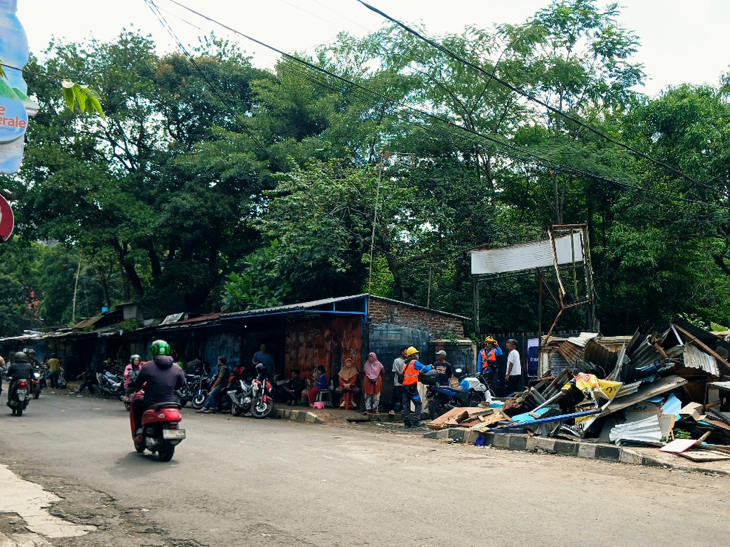 Penertiban bangunan liar di kawasan Kota Bandung, penertiban yang melibatkan Pemerintah Provinsi Jawa Barat dan Pemkot Bandung dilakukan secara persuasif disertai edukasi kepada warga, sekaligus mendorong pedagang beralih ke platform digital agar tidak lagi menggunakan trotoar dan fasilitas umum untuk berjualan.(Diwan Sapta Nurmawan/Radar Bandung)