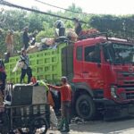 Petugas dan warga memindahkan tumpukan sampah ke truk pengangkut di kawasan Bandung Raya, Jawa Barat. Krisis sampah yang belum terselesaikan kembali menjadi sorotan setelah pengamat lingkungan menilai pengelolaan sampah regional, termasuk optimalisasi TPA dan fasilitas pengolahan modern, masih belum berjalan maksimal.(Taofik Achmad Hidayat/Radar Bandung)