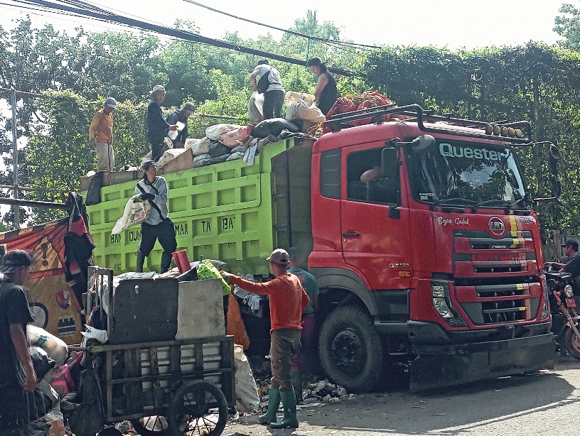 Petugas dan warga memindahkan tumpukan sampah ke truk pengangkut di kawasan Bandung Raya, Jawa Barat. Krisis sampah yang belum terselesaikan kembali menjadi sorotan setelah pengamat lingkungan menilai pengelolaan sampah regional, termasuk optimalisasi TPA dan fasilitas pengolahan modern, masih belum berjalan maksimal.(Taofik Achmad Hidayat/Radar Bandung)
