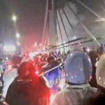 Kemacetan dan lautan kendaraan memadati ruas-ruas jalan, Kota Bandung, saat ribuan suporter Persib melakukan konvoi kemenangan hingga dini hari, Minggu (17/5). Jalur layang Flyover Pasupati menjadi salah satu titik rawan kecelakaan dalam euforia perayaan yang berujung pada puluhan korban luka.(Taofik Achmad Hidayat/Radar Bandung)