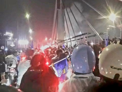 Kemacetan dan lautan kendaraan memadati ruas-ruas jalan, Kota Bandung, saat ribuan suporter Persib melakukan konvoi kemenangan hingga dini hari, Minggu (17/5). Jalur layang Flyover Pasupati menjadi salah satu titik rawan kecelakaan dalam euforia perayaan yang berujung pada puluhan korban luka.(Taofik Achmad Hidayat/Radar Bandung)