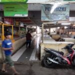 Suasana lapak daging di pasar Kota Bandung, terlihat sepi pedagang, sementara pengunjung mulai berdatangan. Pemkot Bandung memantau ketersediaan dan harga daging sapi untuk memastikan stabilitas pangan dan mencegah lonjakan harga di pasar lokal.(Taofik Achmad Hidayat/Radar Bandung)