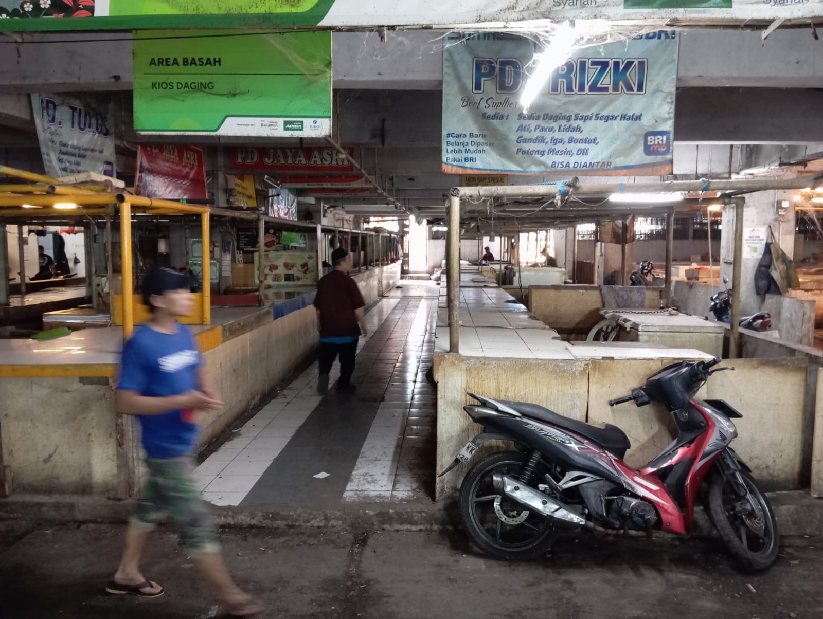 Suasana lapak daging di pasar Kota Bandung, terlihat sepi pedagang, sementara pengunjung mulai berdatangan. Pemkot Bandung memantau ketersediaan dan harga daging sapi untuk memastikan stabilitas pangan dan mencegah lonjakan harga di pasar lokal.(Taofik Achmad Hidayat/Radar Bandung)