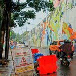 Pekerja melakukan penataan infrastruktur kabel bawah tanah (ducting) di kawasan Kota Bandung, Jumat (22/5). Pemkot Bandung mempercepat proses connecting jaringan kabel ke jalur ducting dan manhole sebagai langkah menertibkan kabel udara semrawut serta mempercantik wajah kota menjelang penindakan pada awal Juni mendatang.(Diwan Sapta Nurmawan/Radar Bandung)