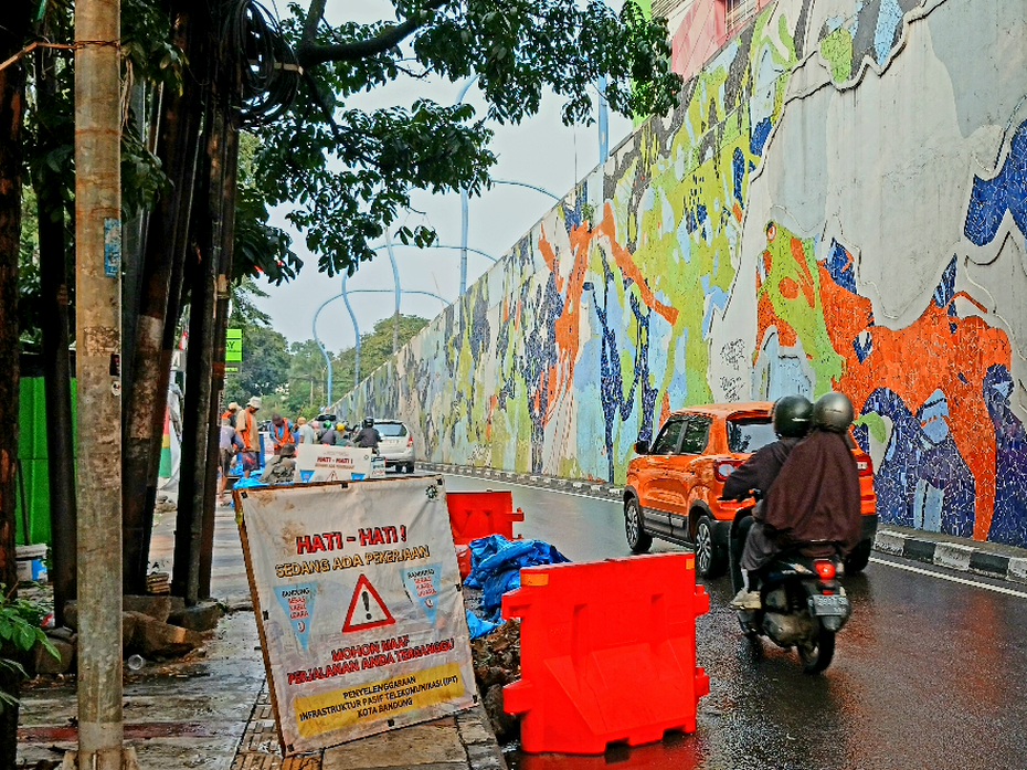 Pekerja melakukan penataan infrastruktur kabel bawah tanah (ducting) di kawasan Kota Bandung, Jumat (22/5). Pemkot Bandung mempercepat proses connecting jaringan kabel ke jalur ducting dan manhole sebagai langkah menertibkan kabel udara semrawut serta mempercantik wajah kota menjelang penindakan pada awal Juni mendatang.(Diwan Sapta Nurmawan/Radar Bandung)