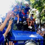 Pelatih Persib Bandung Bojan Hodak bersama para pemain menyapa ribuan Bobotoh sambil membawa trofi juara Super League 2025/2026 di tengah euforia perayaan hattrick gelar Liga Indonesia, di Kota Bandung, Minggu (24/5). Sorak suporter memenuhi jalanan saat arak-arakan juara berlangsung meriah dan mendapat pengawalan aparat keamanan.(Diwan Sapta Nurmawan/Radar Bandung)