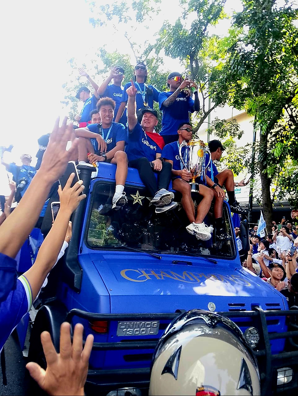Pelatih Persib Bandung Bojan Hodak bersama para pemain menyapa ribuan Bobotoh sambil membawa trofi juara Super League 2025/2026 di tengah euforia perayaan hattrick gelar Liga Indonesia, di Kota Bandung, Minggu (24/5). Sorak suporter memenuhi jalanan saat arak-arakan juara berlangsung meriah dan mendapat pengawalan aparat keamanan.(Diwan Sapta Nurmawan/Radar Bandung)