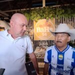 Manajer Persib Bandung Umuh Muchtar bersama pelatih Bojan Hodak saat diwawancara.