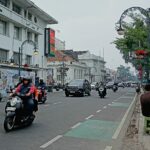 Suasana aktivitas kendaraan di pusat Kota Bandung menunjukkan geliat ekonomi dan mobilitas masyarakat yang terus bergerak. Tingginya aktivitas kawasan perkotaan ikut terdongkrak oleh sektor hiburan, pariwisata, kuliner hingga pertandingan sepak bola yang memicu perputaran ekonomi daerah.(Diwan Sapta Nurmawan/Radar Bandung)