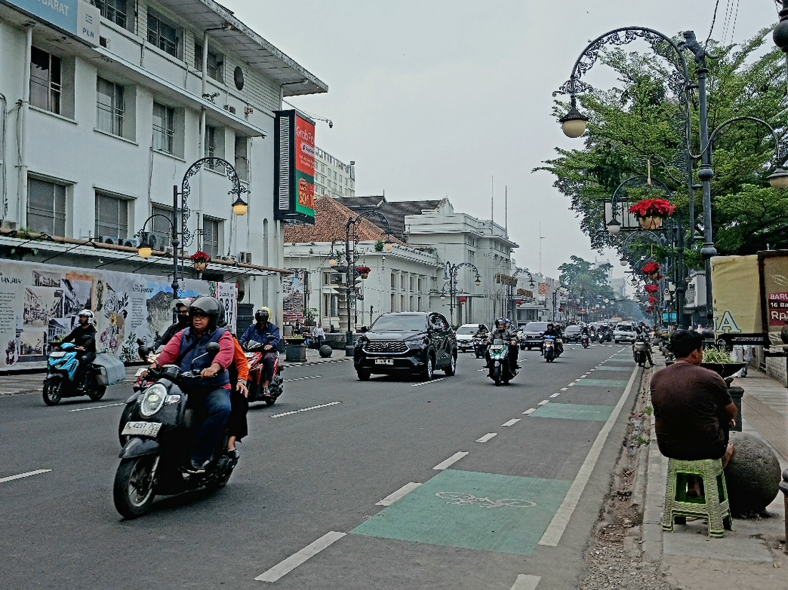 Suasana aktivitas kendaraan di pusat Kota Bandung menunjukkan geliat ekonomi dan mobilitas masyarakat yang terus bergerak. Tingginya aktivitas kawasan perkotaan ikut terdongkrak oleh sektor hiburan, pariwisata, kuliner hingga pertandingan sepak bola yang memicu perputaran ekonomi daerah.(Diwan Sapta Nurmawan/Radar Bandung)