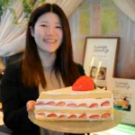 自由に取り分けられる大きなショートケーキ。上にはイチゴの形をしたムースがのっています