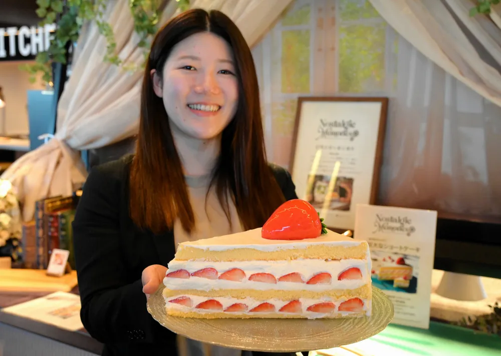 自由に取り分けられる大きなショートケーキ。上にはイチゴの形をしたムースがのっています
