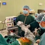 Tiến sĩ, bác sĩ Ngô Gia Khánh và Thạc sĩ, bác sĩ Đồng Minh Hùng, Khoa Phẫu thuật Lồng ngực và Mạch máu, Bệnh viện Bạch Mai tiến hành mổ nội soi dưới mũi ức cắt kén khí phổi hai bên cho người bệnh.