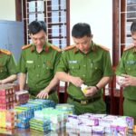Lực lượng chức năng phát hiện đường dây sản xuất thuốc giả - Ảnh: TTO