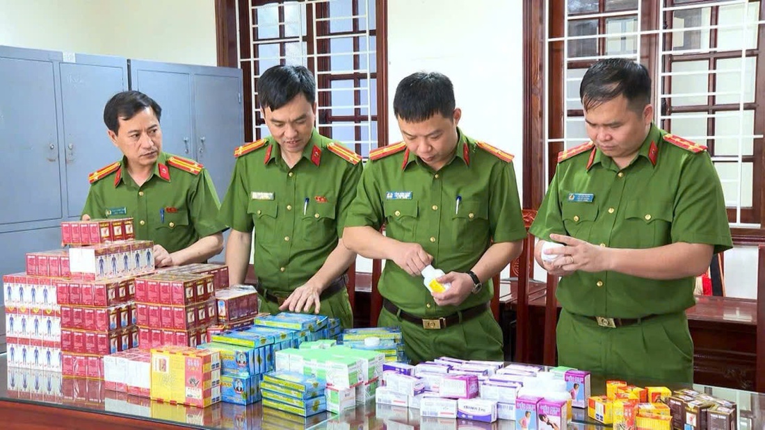 Lực lượng chức năng phát hiện đường dây sản xuất thuốc giả - Ảnh: TTO