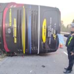 Kecelakaan bus patas terjadi di Tol Jombang-Mojokerto saat perjalanan menuju Surabaya. Sebanyak 9 orang terluka dan dirawat di RSUD Jombang. Foto iNewsSurabaya.id/zainul