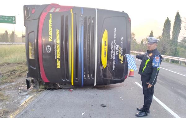 Kecelakaan bus patas terjadi di Tol Jombang-Mojokerto saat perjalanan menuju Surabaya. Sebanyak 9 orang terluka dan dirawat di RSUD Jombang. Foto iNewsSurabaya.id/zainul