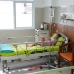Bupati Kediri Hanindhito Himawan Pramana pada Selasa (28/4/2026) membesuk anak-anak sekolah yang diduga sehari sebelumnya mengalami keracunan makanan program MBG dan menjalani perawatan intensif di RSUD Simpang Lima Gumul. (Dok: Pemkab Kediri)