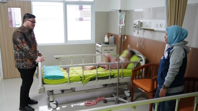 Bupati Kediri Hanindhito Himawan Pramana pada Selasa (28/4/2026) membesuk anak-anak sekolah yang diduga sehari sebelumnya mengalami keracunan makanan program MBG dan menjalani perawatan intensif di RSUD Simpang Lima Gumul. (Dok: Pemkab Kediri)