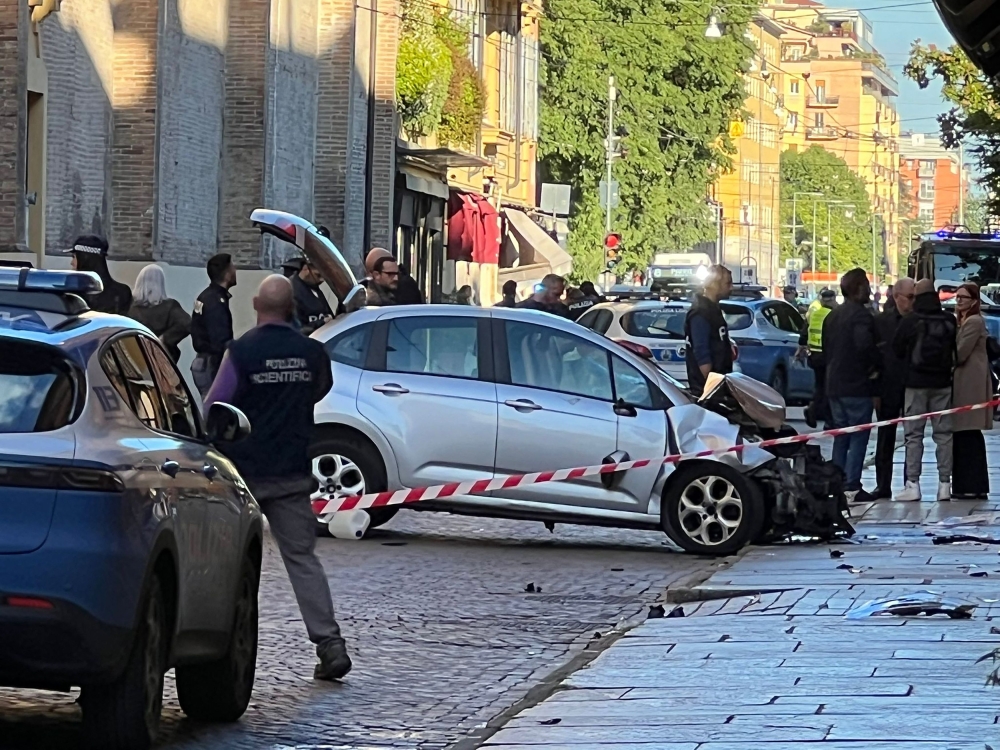 السائق يعاني مشاكل نفسية.. إصابة 8 أشخاص بحادث دهس في إيطاليا 1