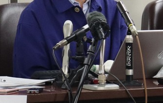 The prosecutor and victim of an alleged sexual assault by her superior speaks to reporters after submitting a written request for a harassment survey in the Osaka District Public Prosecutors Office, March 2, 2026, in Tokyo's Chiyoda Ward. (Mainichi/Takahiro Igarashi)