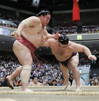 Ozeki Kirishima, right, beats Daieisho on the seventh day of the Summer Grand Sumo Tournament at Ryogoku Kokugikan in Tokyo on May 16, 2026. (Kyodo)