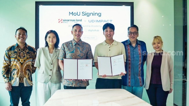 Officials pose for a photo after the MoU signing for the AI Entrepreneurship Academy in BSD City.
