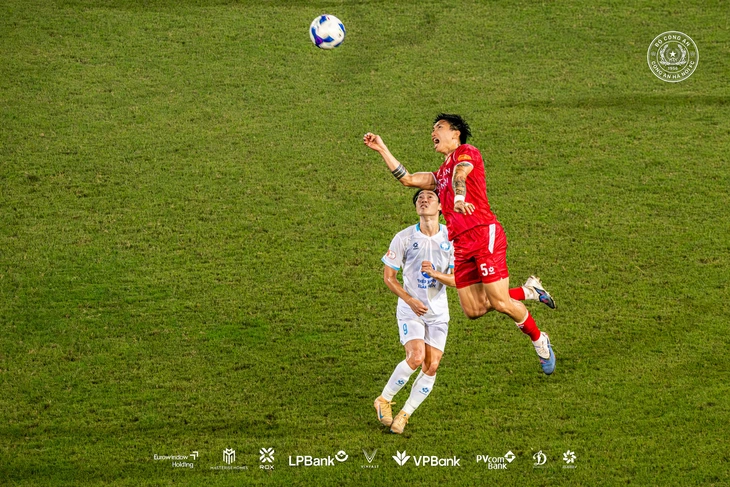 Công An Hà Nội (áo đỏ) sẵn sàng đăng quang tại Hàng Đẫy - Ảnh: CAHN