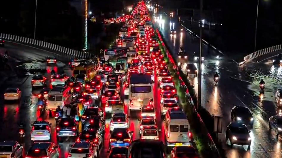 क्या भारी EMI और किराए के बोझ ने लोगों को शहर छोड़ने पर मजबूर कर दिया (Photo-ITG)