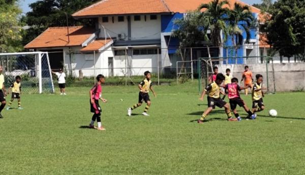 Surabaya Junior Football Cup 2026 dinilai Untag Surabaya bukan hanya kompetisi sepak bola, tetapi juga sarana membangun karakter generasi muda. Foto iNewsSurabaya.id/Fahrezi