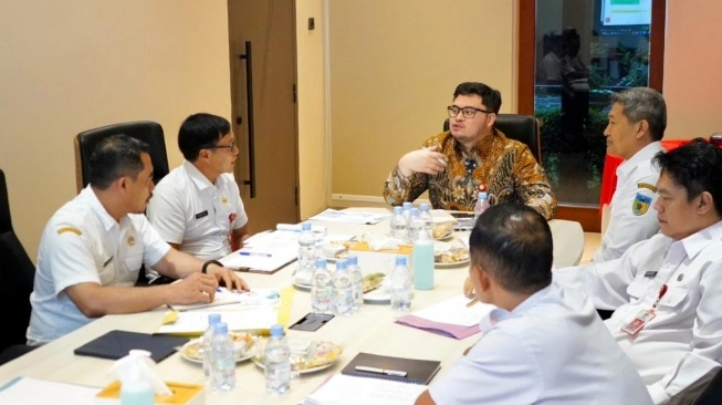 Bupati Kediri Hanindhito Himawan Pramana atau Mas Dhito meminta DLH Kabupaten Kediri bisa memetakan dan mengaudit tumpukan sampah per kecamatan. (Dok: Pemkab Kediri)
