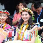 5月24日，台湾少数民族代表陈海琳(前排左一)身穿阿美人传统服装在重庆彭水参加踩花山节。梁钦卿 摄
