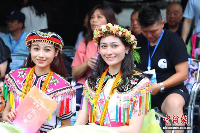 5月24日，台湾少数民族代表陈海琳(前排左一)身穿阿美人传统服装在重庆彭水参加踩花山节。梁钦卿 摄