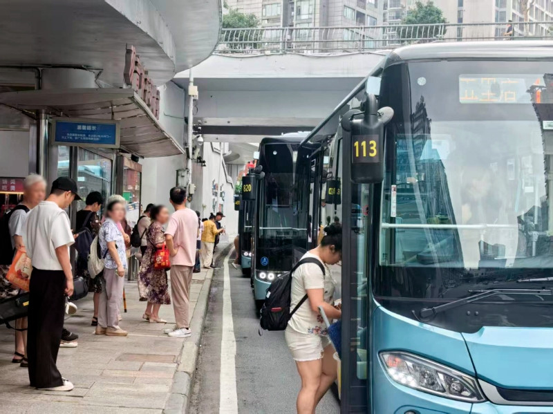 7206 buses in Chongqing have been equipped with “ear tags” for instant route identification at multi-bus stations.