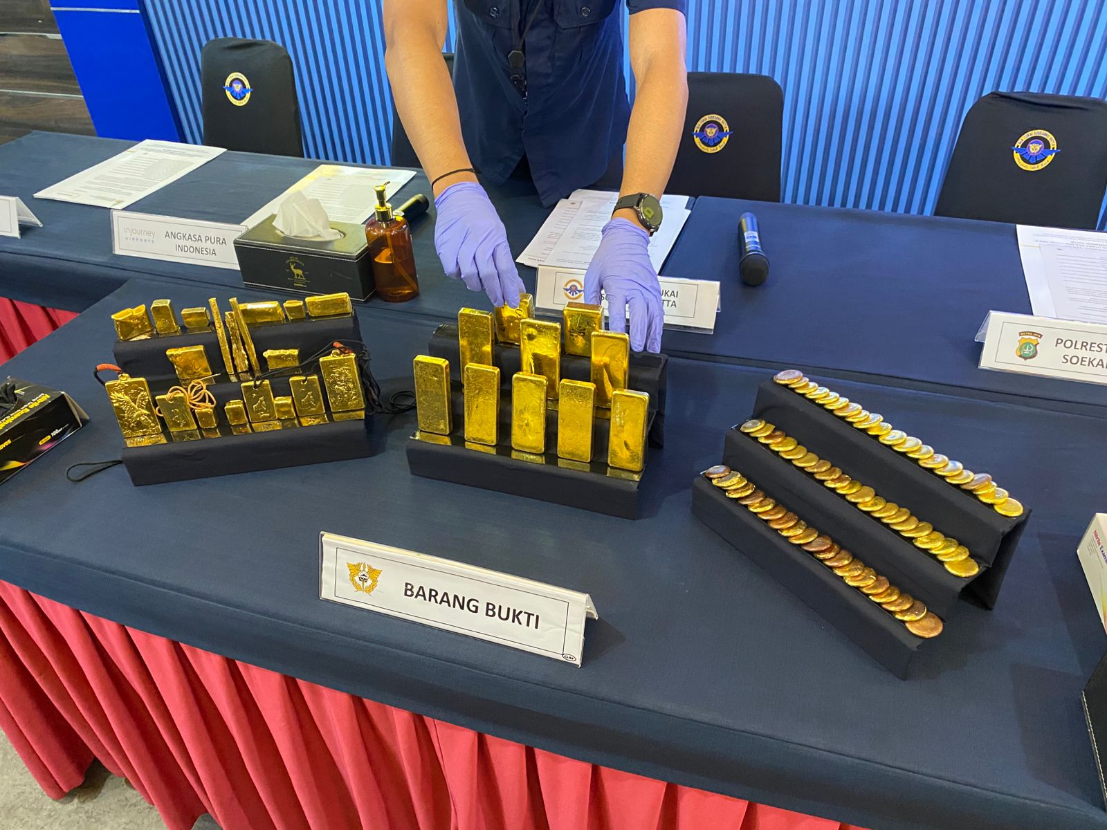 Gold bars and flakes seized
